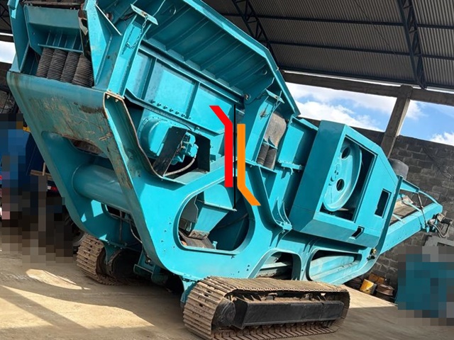 Equipado com motor Caterpillar 169 hp, britador de mandíbulas 90×60 e peso operacional de 28.000 kg. Capacidade nominal de produção 200/220 Ton./h.
 […] Leia mais…
